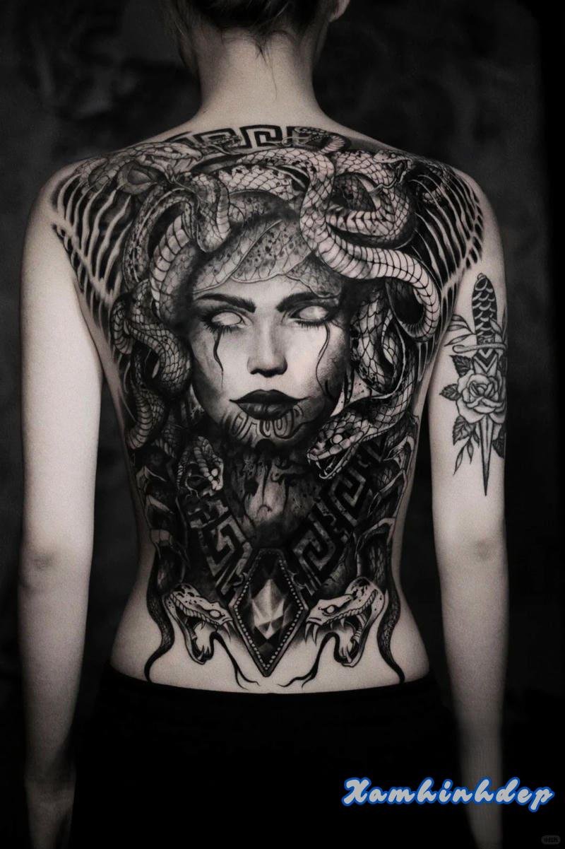 hình xăm full lưng thu hút.
