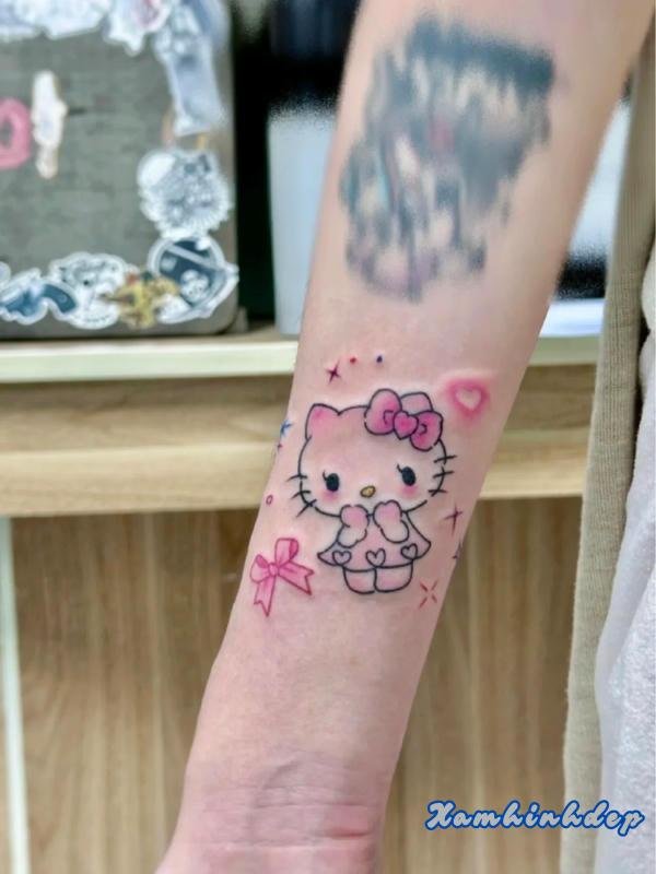 hình xăm hello kitty thu hút.