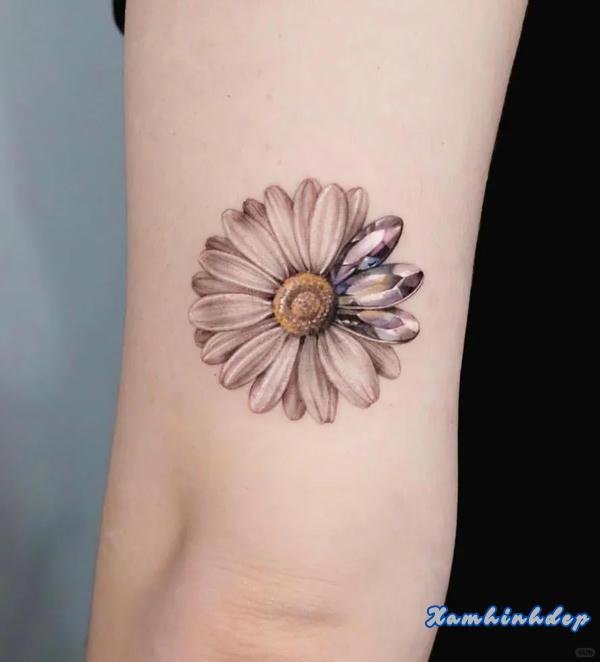 hình xăm hoa cúc ấn tượng.