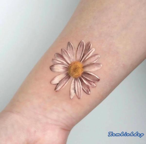 hình xăm hoa cúc sắc nét.