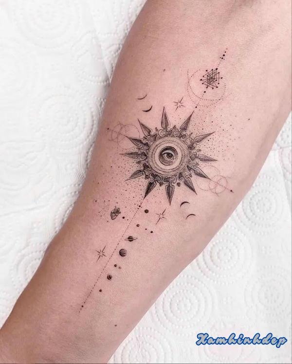 hình xăm mặt trời độc đáo.