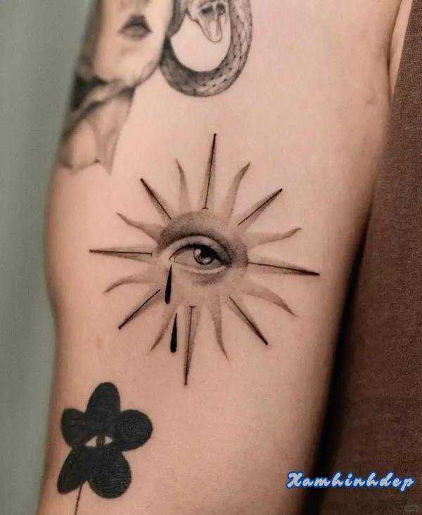 hình xăm mặt trời nổi bật.