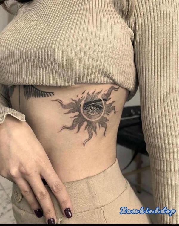 hình xăm mặt trời tinh xảo.