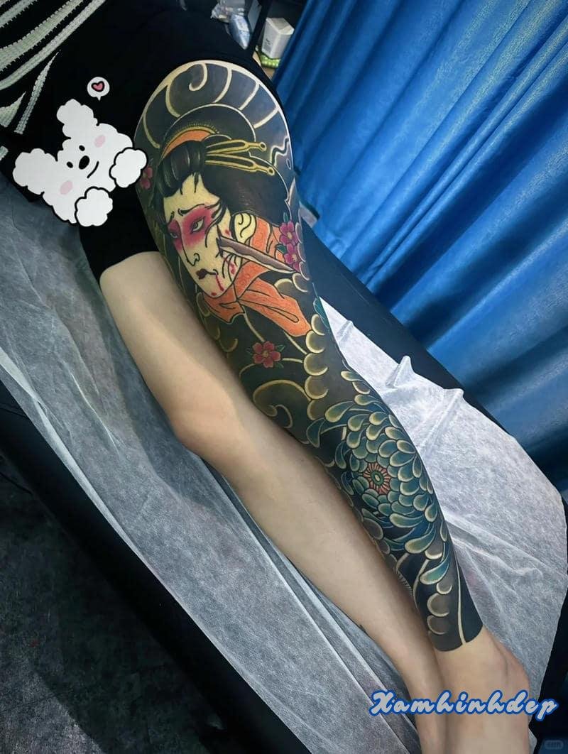 mẫu hình xăm full chân nữ cá tính mạnh mẽ.