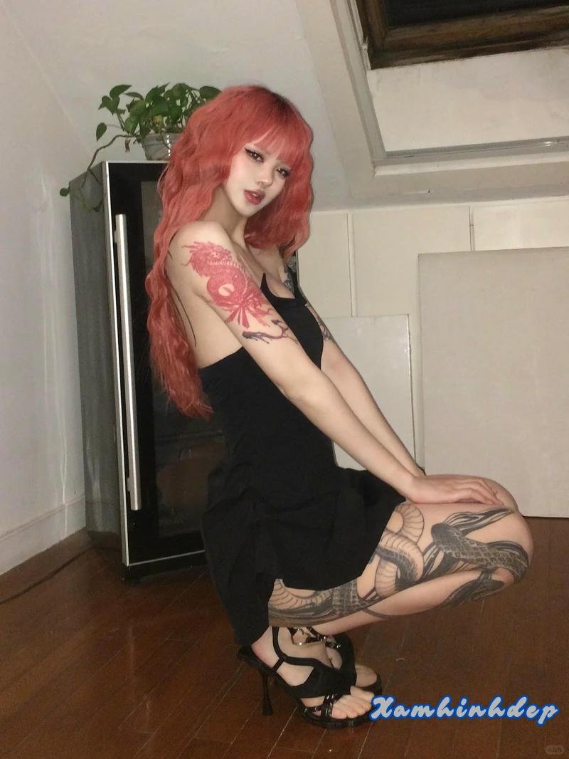 mẫu hình xăm full chân nữ đẹp cuốn hút.