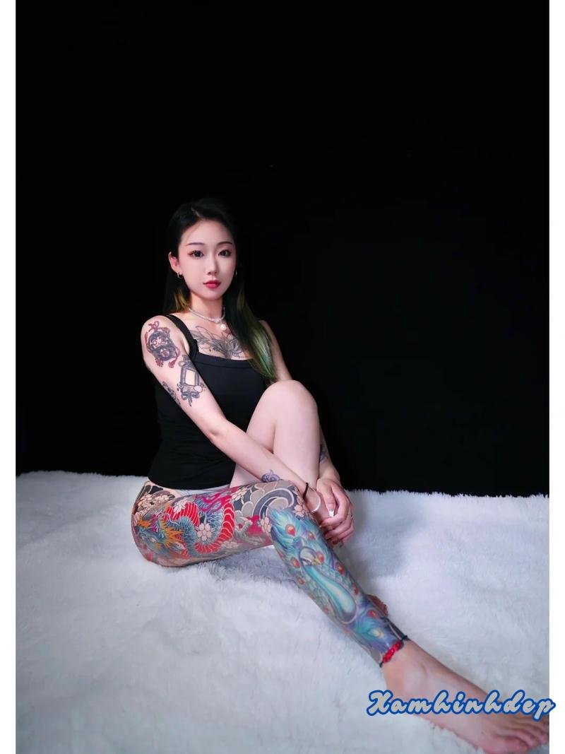 tattoo full chân nữ chi tiết sắc nét.