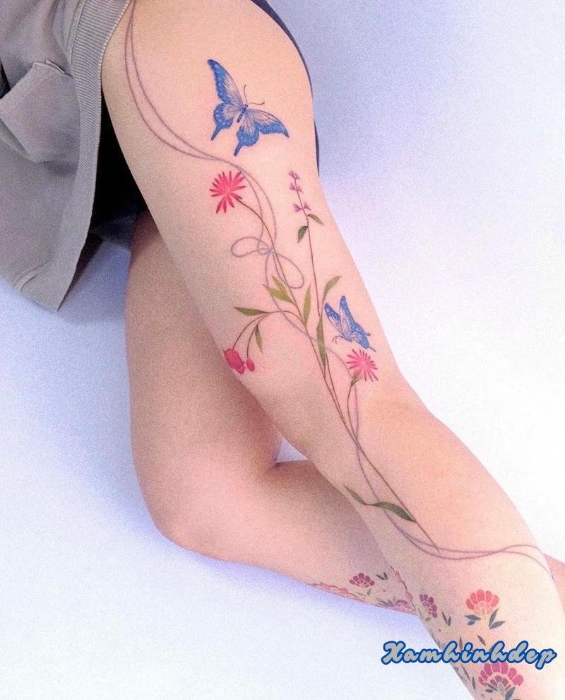 tattoo full chân nữ tông đen trắng mềm mại.