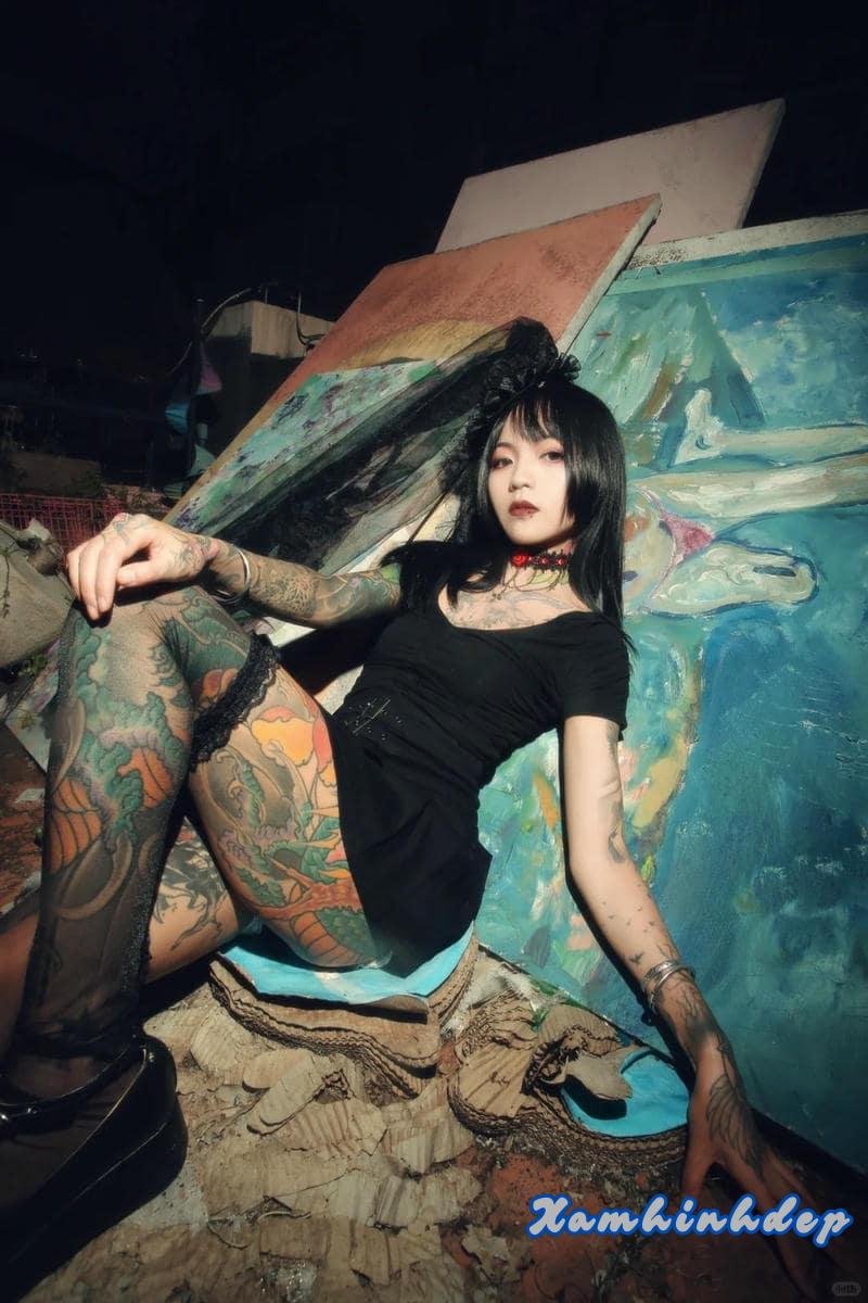 thiết kế hình xăm full chân nữ phong cách hiện đại.