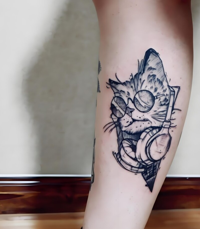 Hình xăm con mèo đeo kính ngầu cho nữ