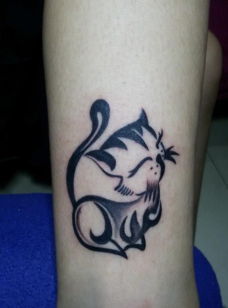 Hình xăm mèo đen đơn giản cho nữ