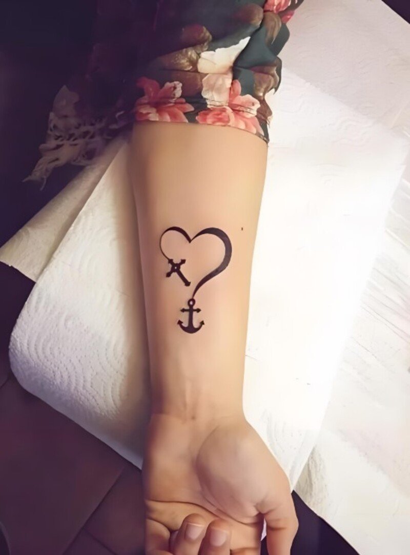 Hình xăm thánh giá và mỏ neo cho nữ