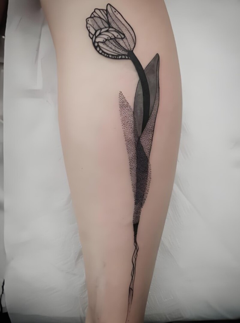Xăm hình hoa tulip ở chân cho nữ