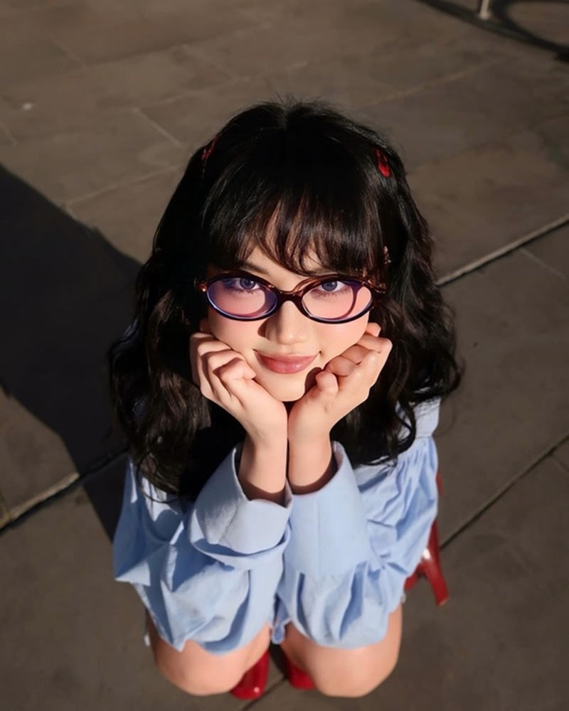 ảnh nữ cute đeo kính