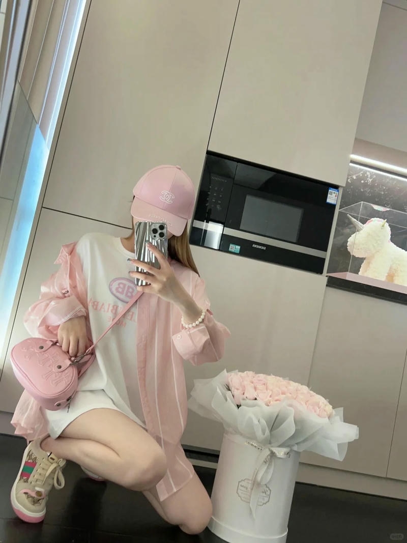 gái xinh mặc pinky chụp ảnh