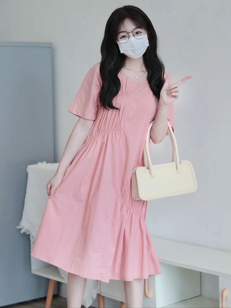 gái xinh mặc váy pinky