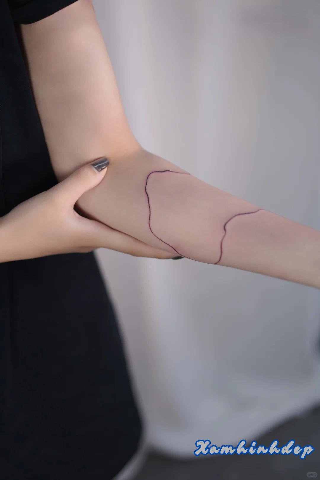 hình xăm 1 nét nổi bật.