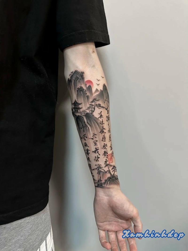 hình xăm bắp tay mạnh mẽ.