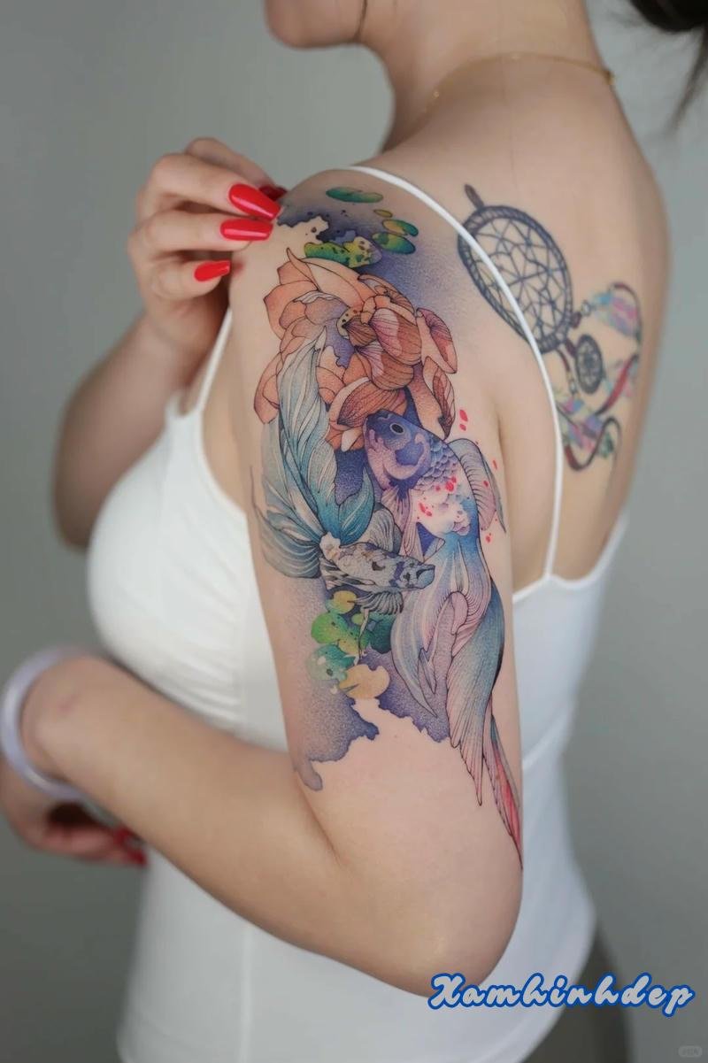 hình xăm bắp tay nữ tạo điểm nhấn nổi bật.