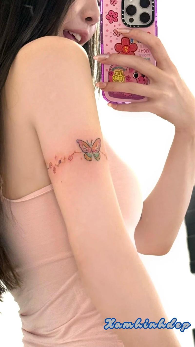 hình xăm bắp tay nữ thiết kế tinh tế.