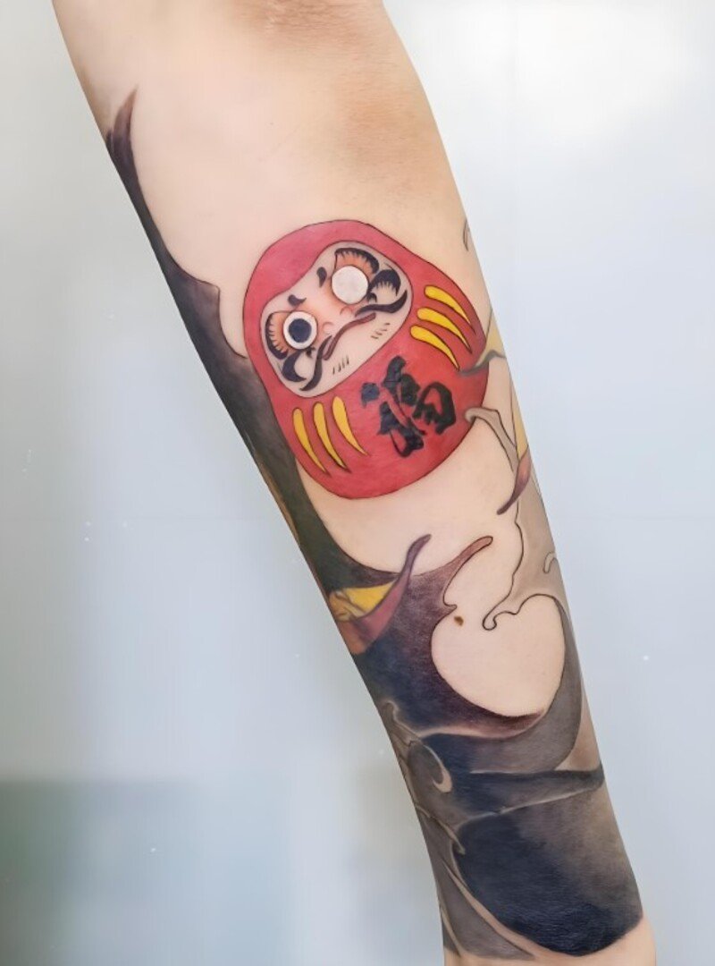 hình xăm búp bê daruma ở tay cho nữ