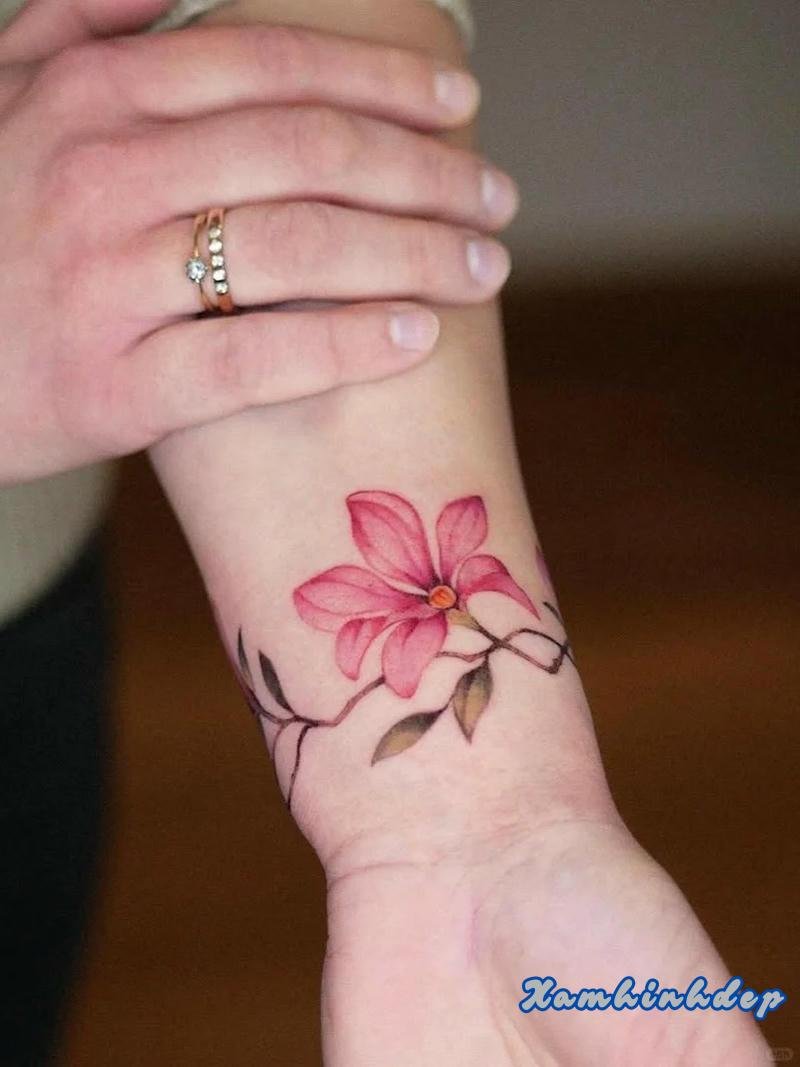 hình xăm cổ tay nữ đẹp tự nhiên.