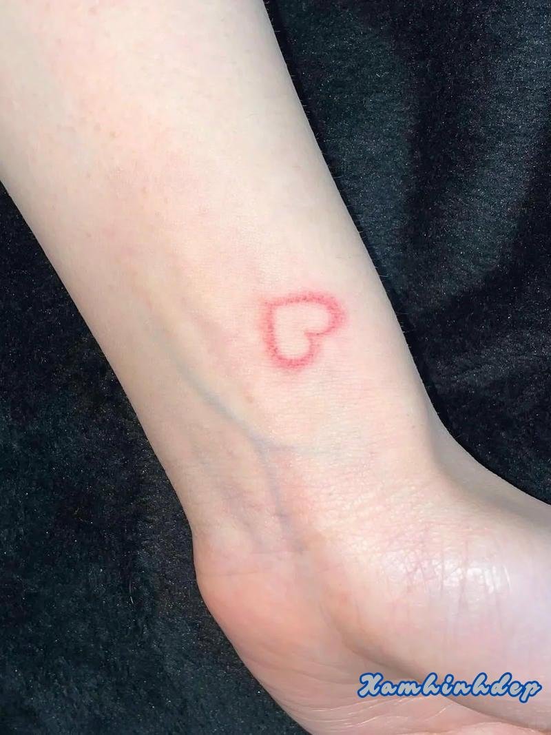 hình xăm cổ tay nữ tạo điểm nhấn nổi bật.