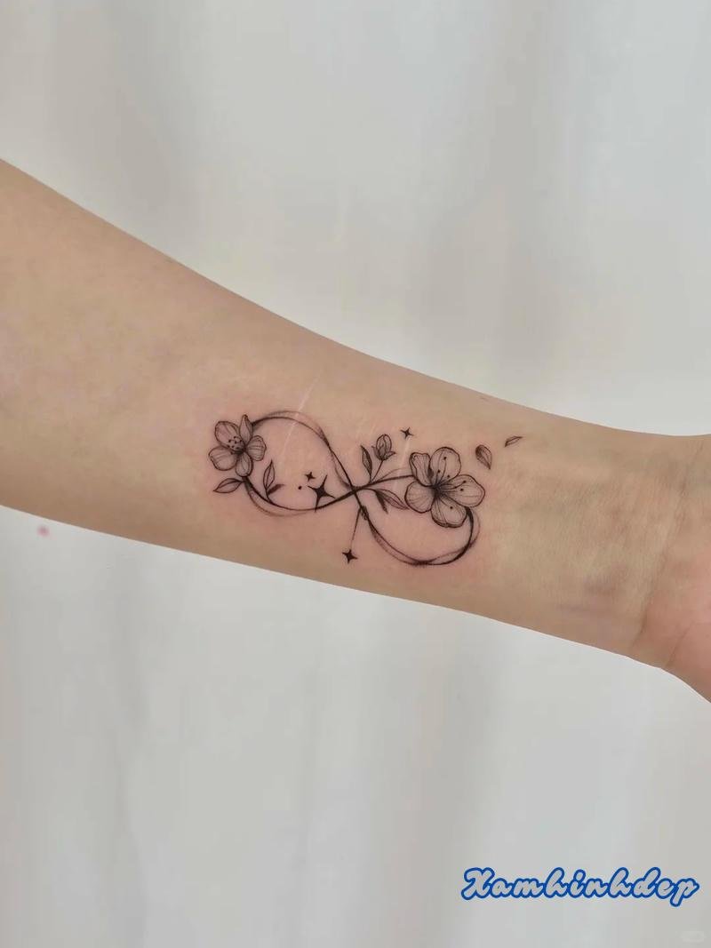 hình xăm cổ tay nữ thiết kế tinh tế.