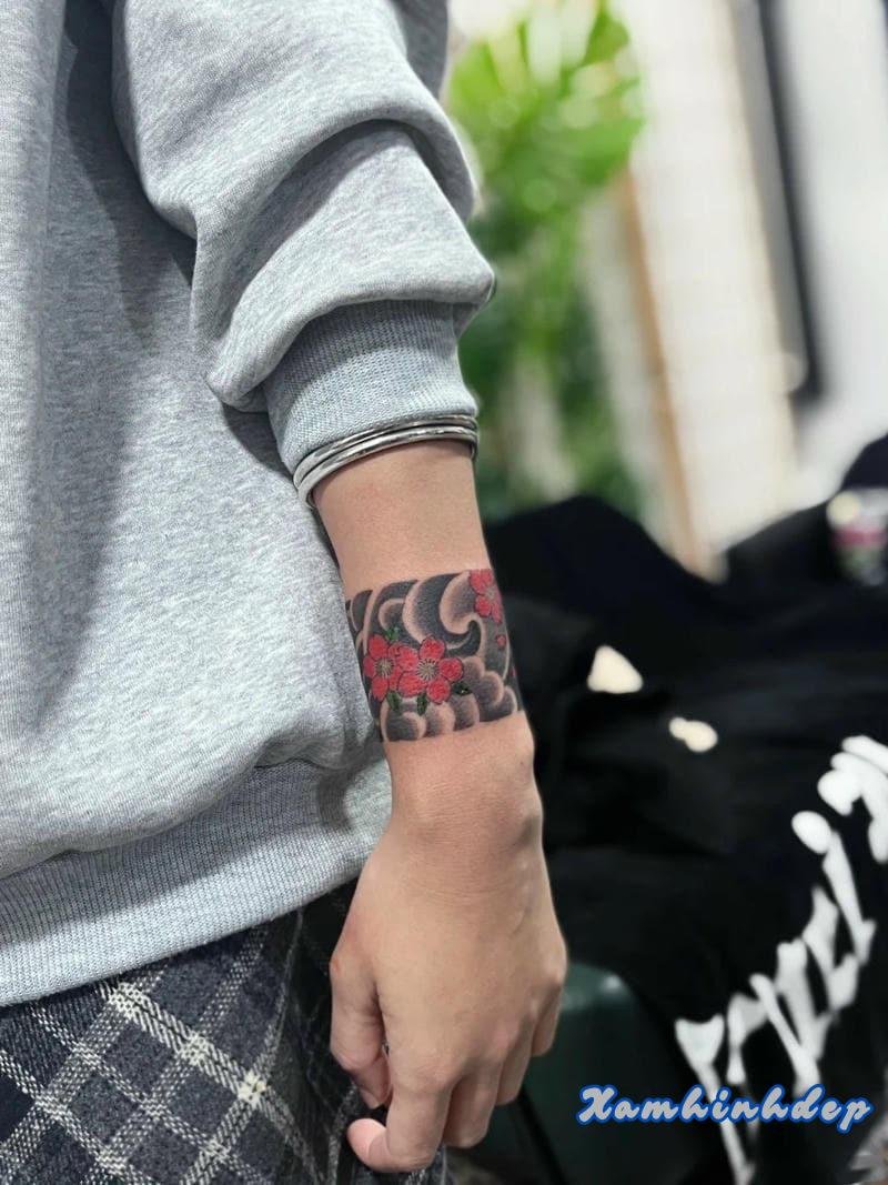 hình xăm cổ tay sắc nét.