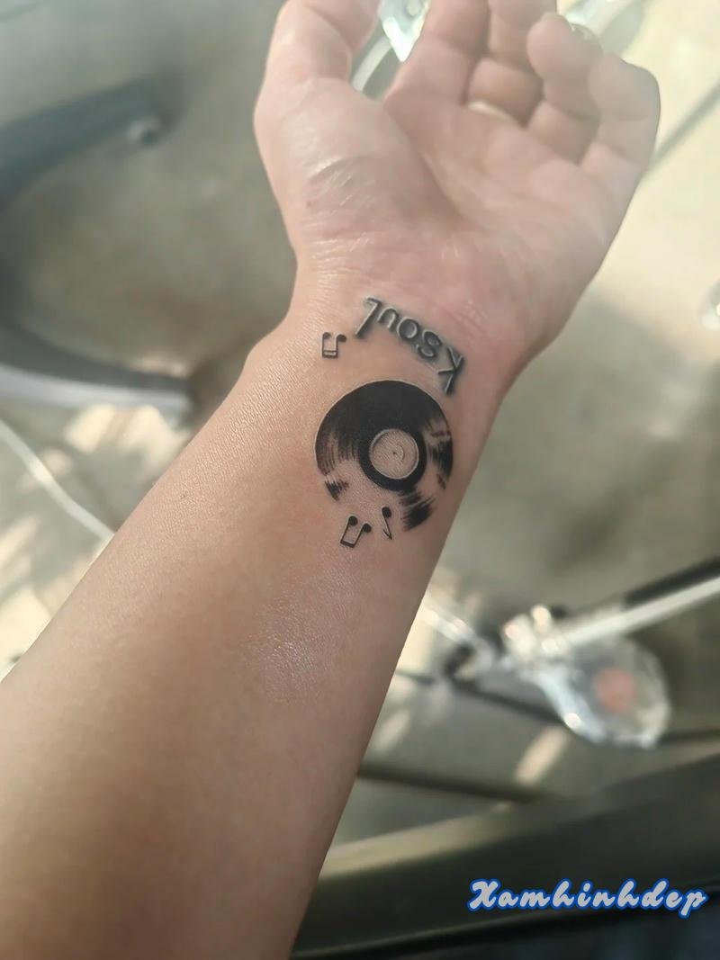 hình xăm cổ tay thời thượng.