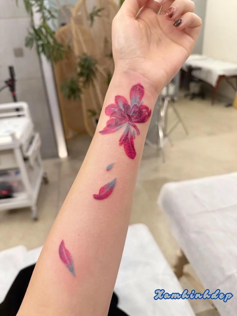 hình xăm cổ tay tinh xảo.