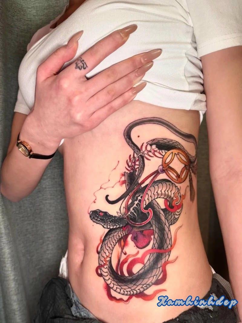 hình xăm con rắn độc đáo.