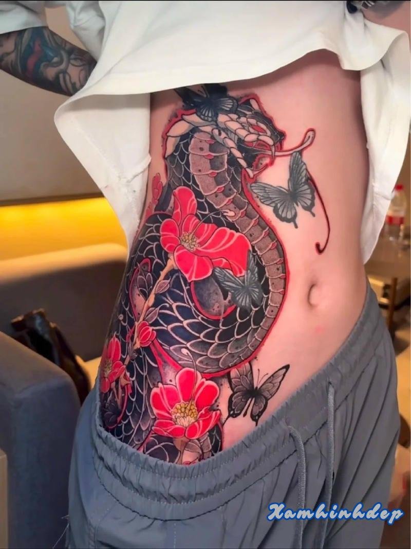 hình xăm con rắn mạnh mẽ.