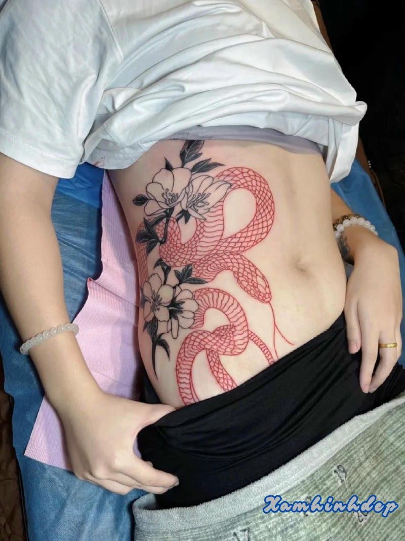 hình xăm con rắn nghệ thuật.