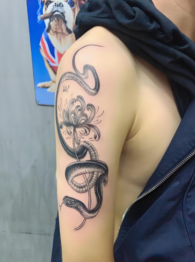 hình xăm con rắn ở tay cho nữ