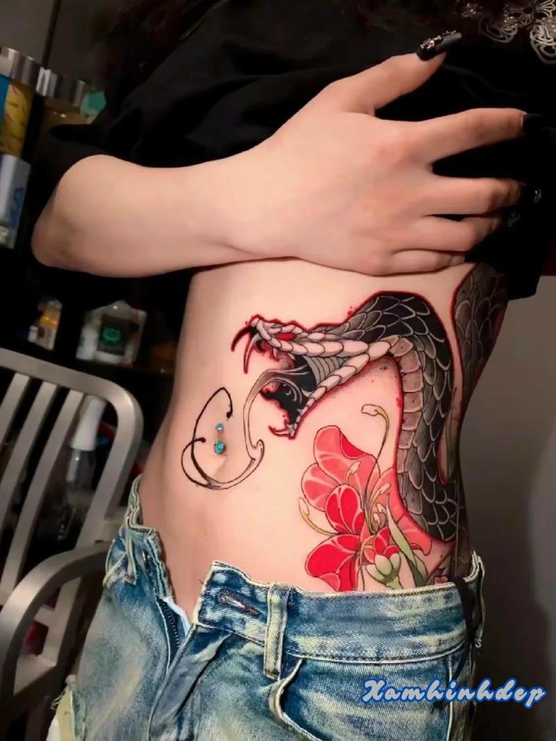 hình xăm con rắn sắc nét.