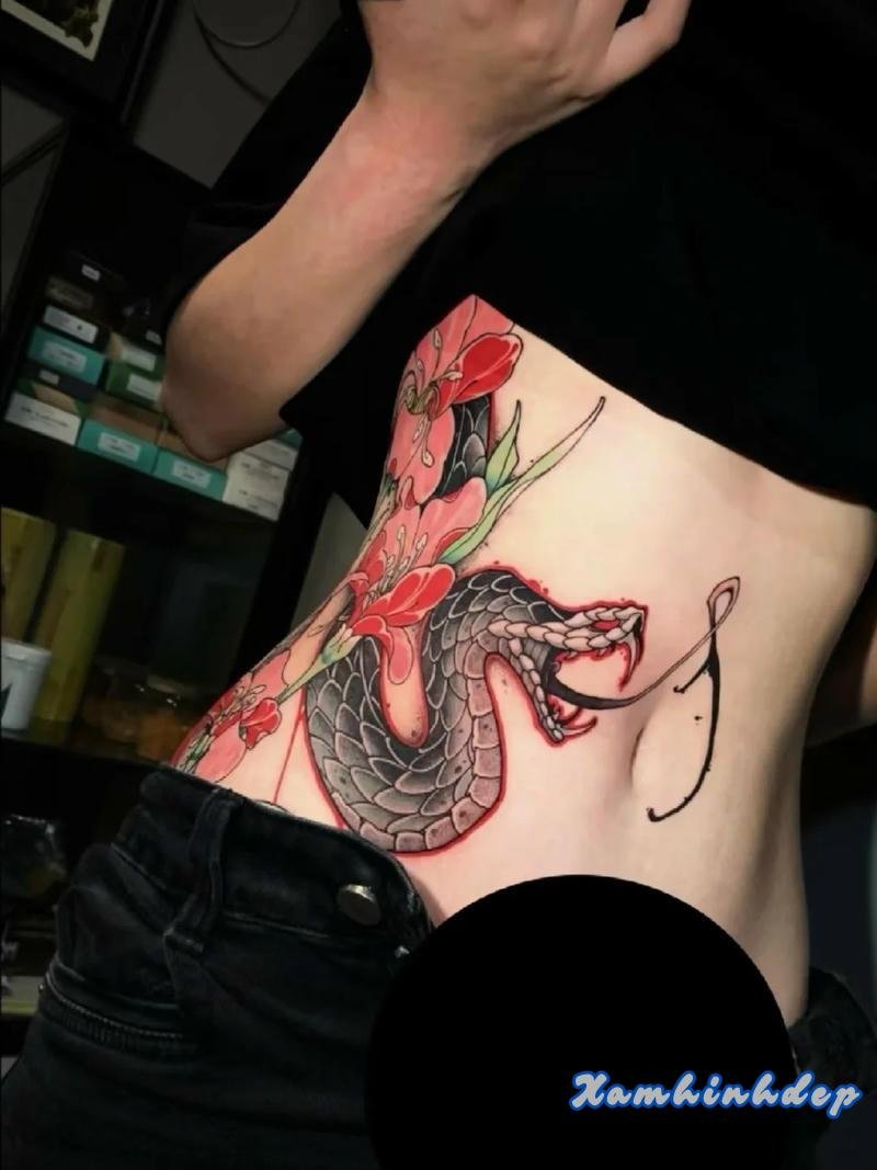 hình xăm con rắn thu hút.