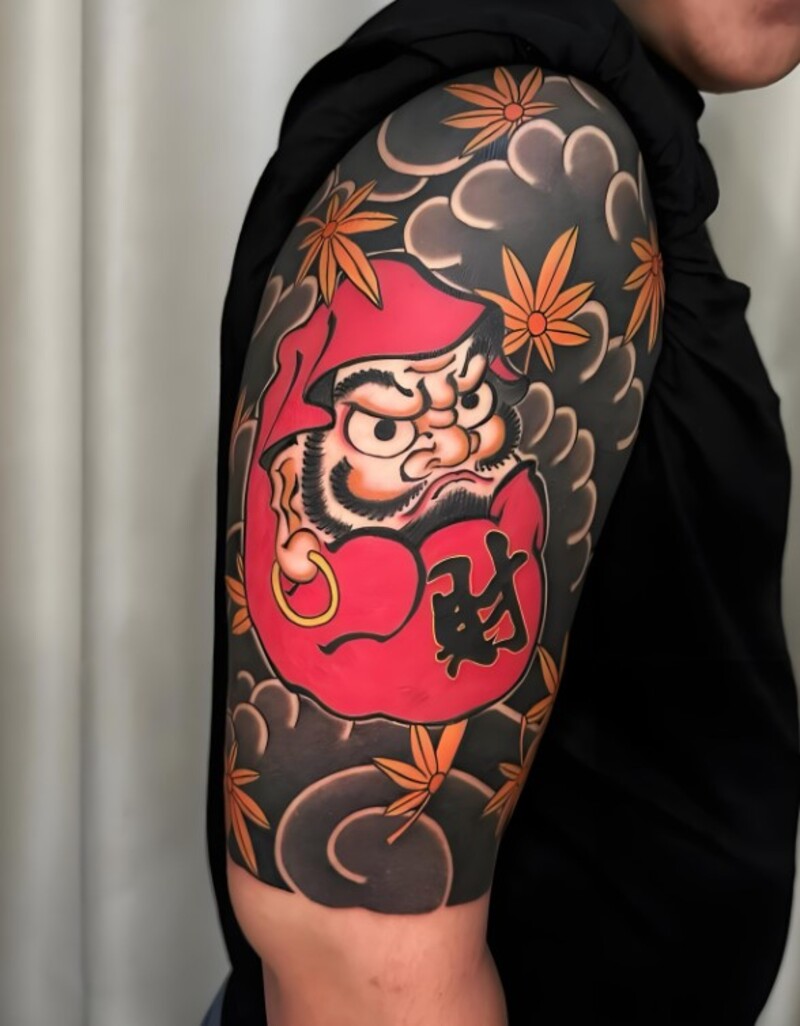 hình xăm daruma bắp tay cho nam