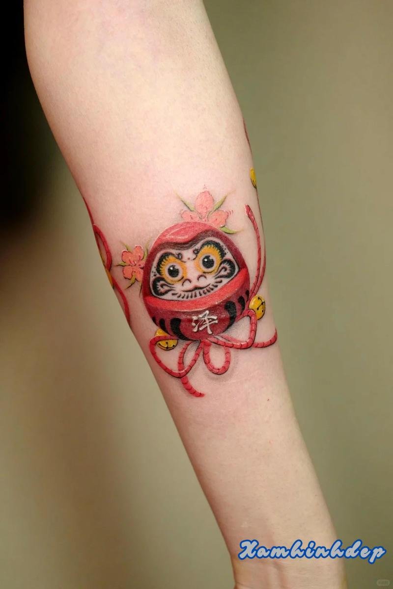 hình xăm daruma cá tính mạnh.
