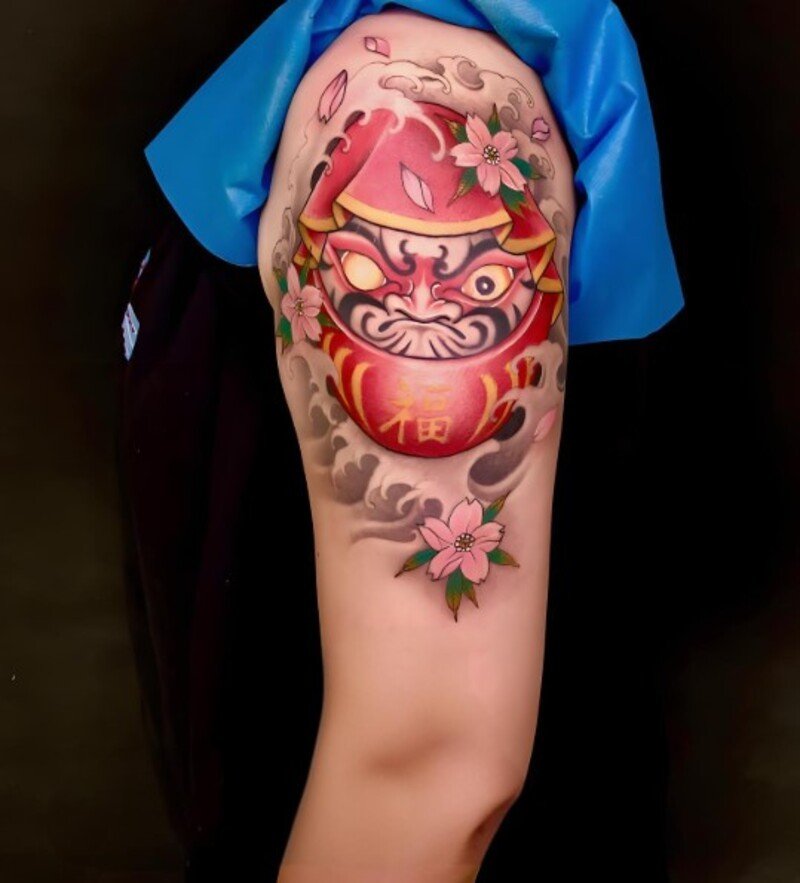 hình xăm daruma hoa đào cho nữ