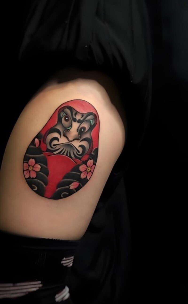 hình xăm daruma lật đật cho nữ