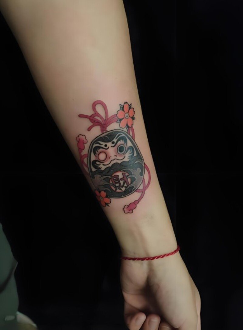 hình xăm daruma màu mini cho nữ