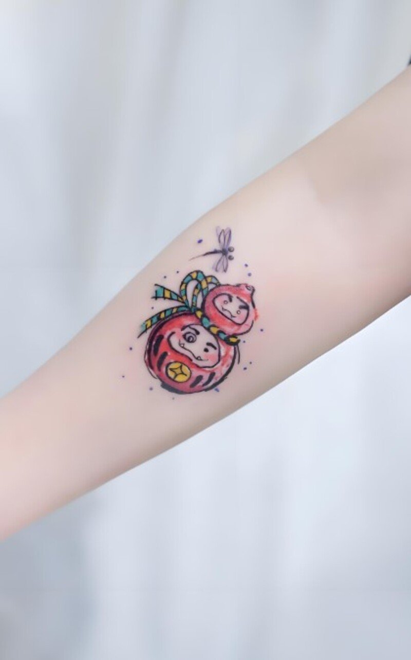 hình xăm daruma nhỏ xinh cho nữ