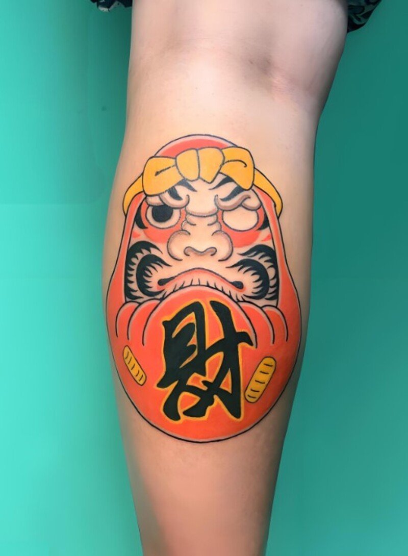 hình xăm daruma ở chân cho nữ