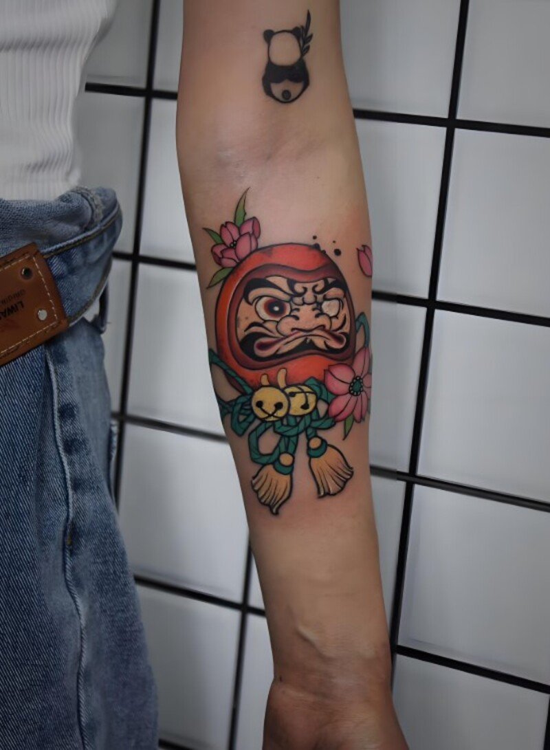 hình xăm daruma và hoa anh đào cho nữ
