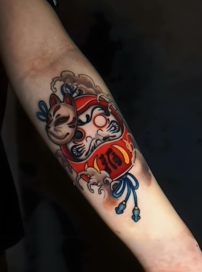 hình xăm daruma và mèo thần tài cho nam