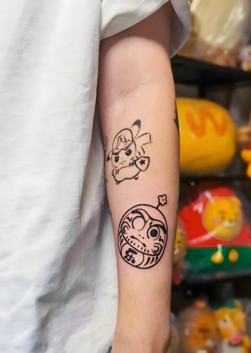 hình xăm daruma và pikachu cho nữ