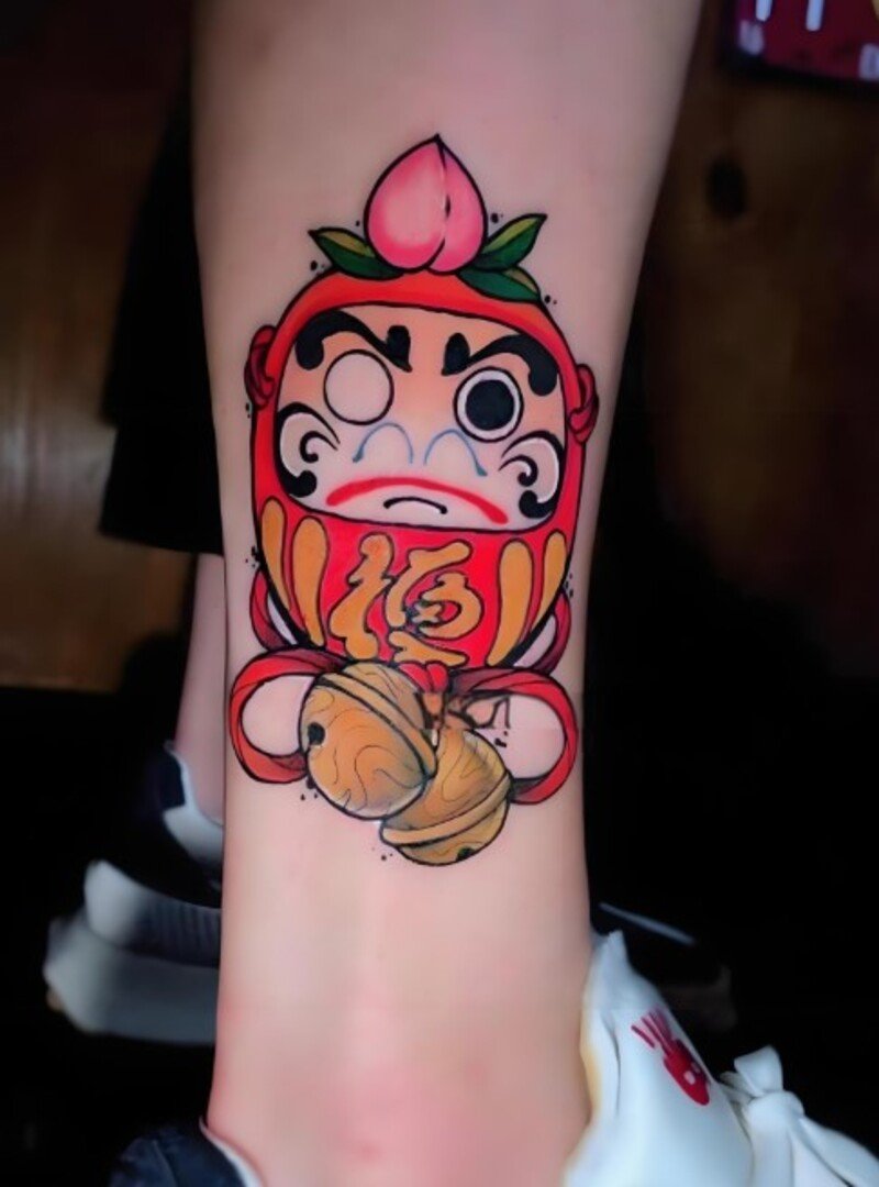 hình xăm daruma và quả đào cho nữ