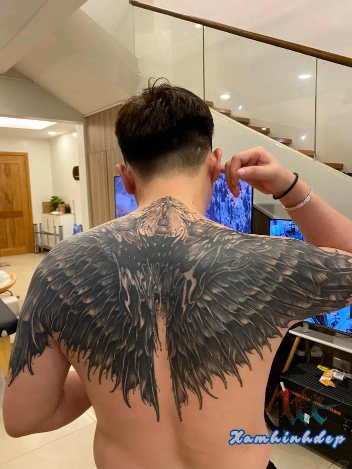 hình xăm đôi cánh ấn tượng.