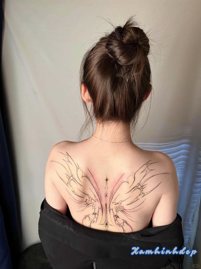 hình xăm đôi cánh độc đáo.