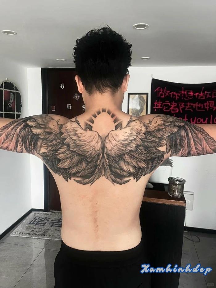 hình xăm đôi cánh nghệ thuật.